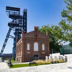 Dawna wieża szybu kopalnianego i ceglany budynek tworzą nietypowe atrakcje Katowice.