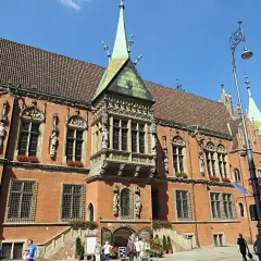 Piastowski Ratusz we Wrocławiu, gdzie mieści się najstarsza restauracja w Polsce.