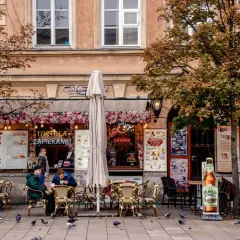 Jesienny weekend w Polsce. Przytulna kawiarnia z ogródkiem, gdzie można zjeść zapiekankę i napić się grzanego wina.