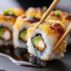 Chrupiące rolki sushi z awokado i łososiem, idealne do sprawdzenia w sushi warszawa ranking. Pałeczki podnoszą jedną z nich.