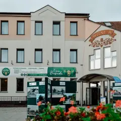 Na budynku widnieje baner "Leśna Biesiada" z wizerunkiem jelenia. Zajazd oferuje kuchnię myśliwską i staropolską.