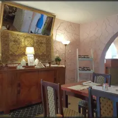 Przytulny zajazd babski w Babicach. Drewniana komoda, lustro, lampy i stoły z krzesłami tworzą domową atmosferę.