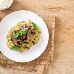 Risotto z grzybami i bazylią, jak z trattorii Mamma Mia. Idealne danie z menu.
