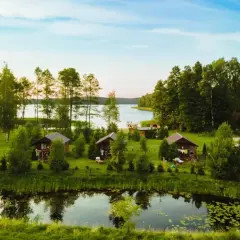 Najlepsze domki nad jeziorem w Podkarpackiem – komfort i relaks w naturze