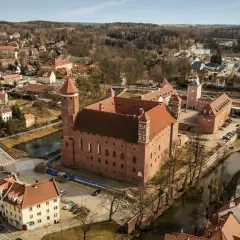 Lidzbark Warmiński atrakcje: imponujący zamek biskupów warmińskich, otoczony wodą i malowniczym miastem.
