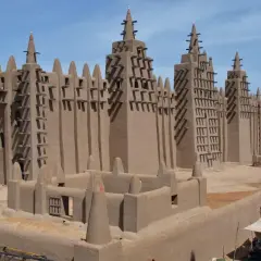 Wielki Meczet w Dżenne, kraj z Bamako, zbudowany z gliny, z charakterystycznymi wieżami i drewnianymi belkami.