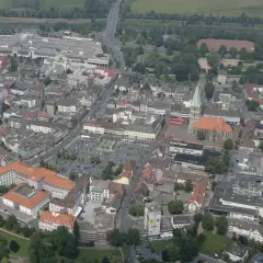Widok z lotu ptaka na miasto Hamm, z widocznymi kościołami, budynkami mieszkalnymi i drogami.