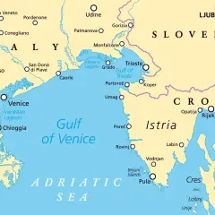 Mapa pokazuje północne Włochy, Słowenię i północno-zachodnią część Chorwacji, pokazując gdzie leży Chorwacja nad Morzem Adriatyckim.