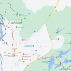 Mapa turystyczna Parku Mużakowskiego z zaznaczoną trasą spacerową, parkingami i atrakcjami.