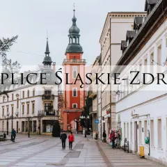 Spacer po urokliwych uliczkach Cieplic Śląskich-Zdroju, z charakterystyczną architekturą i wieżą ratuszową.