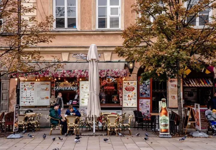 Jesienny weekend w Polsce. Przytulna kawiarnia z ogródkiem, gdzie można zjeść zapiekankę i napić się grzanego wina.