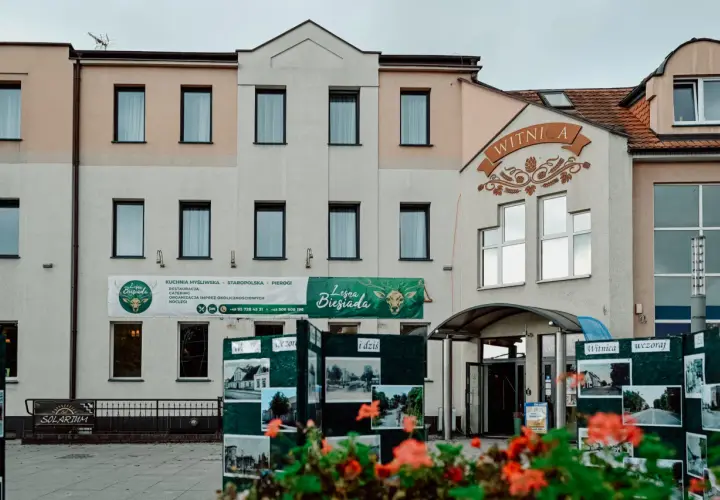 Na budynku widnieje baner "Leśna Biesiada" z wizerunkiem jelenia. Zajazd oferuje kuchnię myśliwską i staropolską.