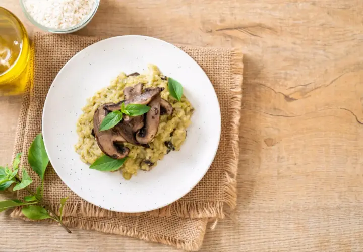 Risotto z grzybami i bazylią, jak z trattorii Mamma Mia. Idealne danie z menu.