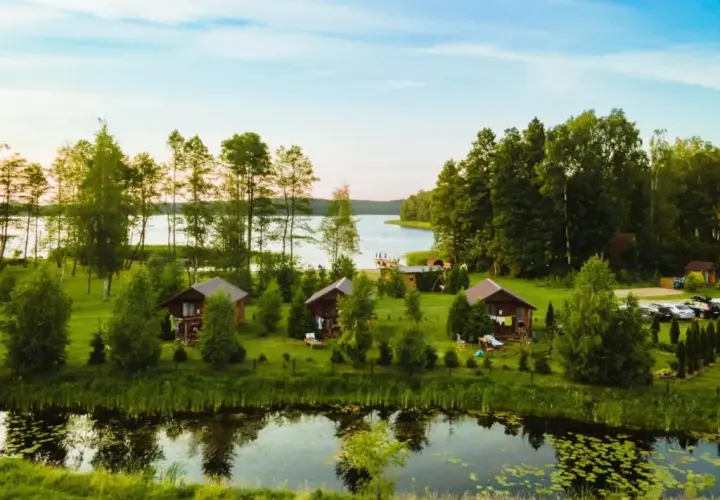 Najlepsze domki nad jeziorem w Podkarpackiem – komfort i relaks w naturze