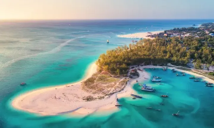 Kiedy najlepiej jechać na Zanzibar, aby uniknąć deszczu i tłumów?