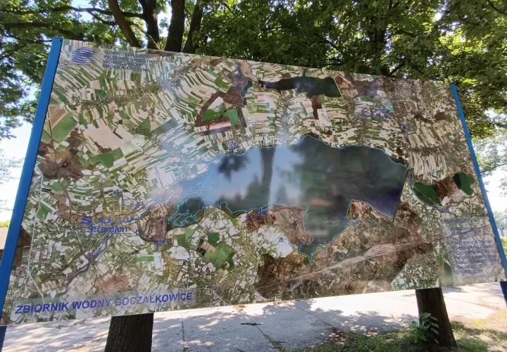 Mapa przedstawia Zbiornik Wodny Goczałkowice z zaznaczonymi obiektami, w tym zaporą.