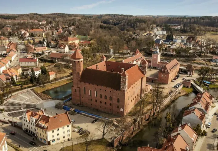 Lidzbark Warmiński atrakcje: imponujący zamek biskupów warmińskich, otoczony wodą i malowniczym miastem.