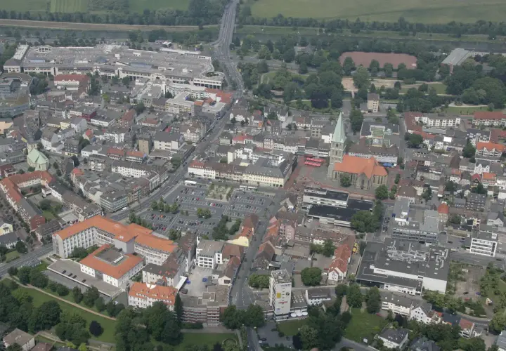 Widok z lotu ptaka na miasto Hamm, z widocznymi kościołami, budynkami mieszkalnymi i drogami.