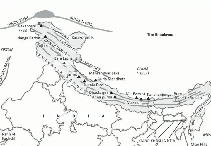 Mapa pokazuje, gdzie są Himalaje, z zaznaczonymi pasmami górskimi jak Karakoram, Ladakh, Zaskar, Kailash i Shivalik, oraz szczytami jak Everest.