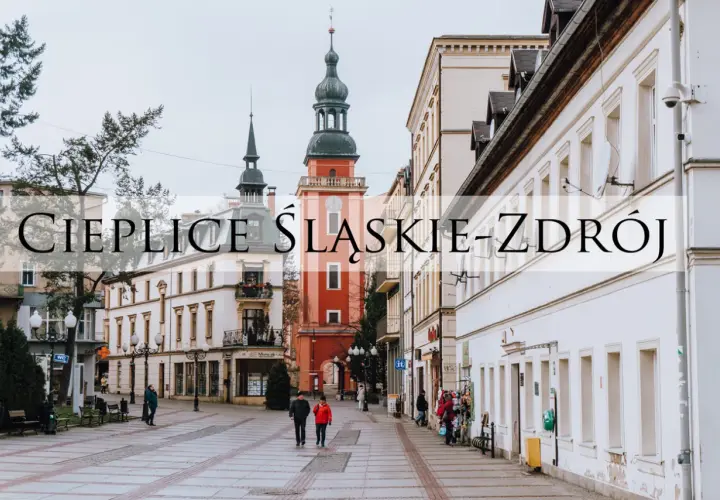 Spacer po urokliwych uliczkach Cieplic Śląskich-Zdroju, z charakterystyczną architekturą i wieżą ratuszową.