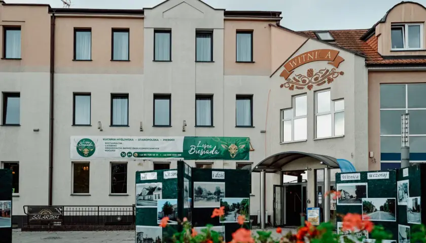 Na budynku widnieje baner "Leśna Biesiada" z wizerunkiem jelenia. Zajazd oferuje kuchnię myśliwską i staropolską.