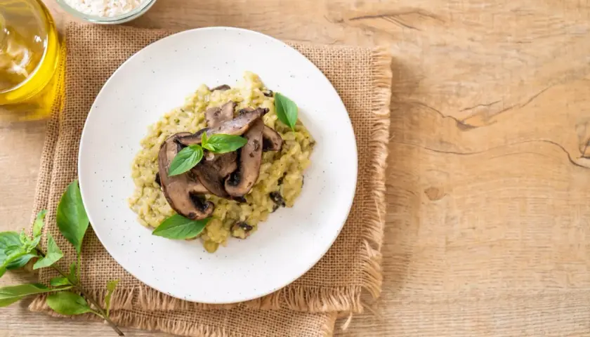 Risotto z grzybami i bazylią, jak z trattorii Mamma Mia. Idealne danie z menu.