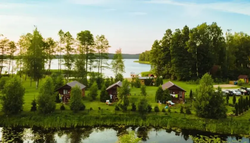 Najlepsze domki nad jeziorem w Podkarpackiem – komfort i relaks w naturze