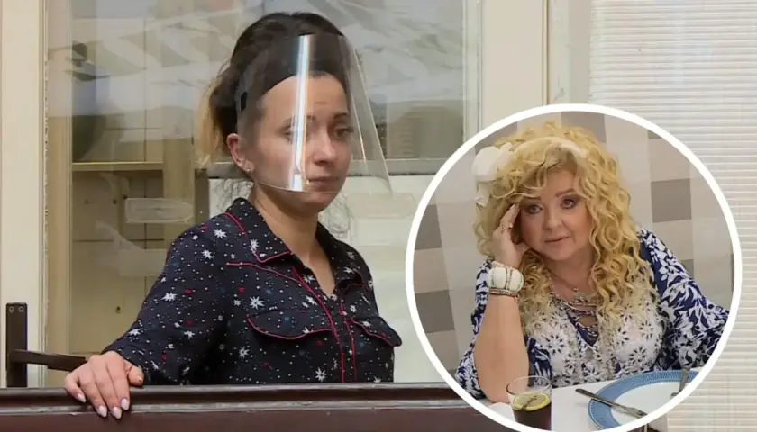 Kobieta w przyłbicy w restauracji, obok Magda Gessler z kolorowymi patelniami w tle.