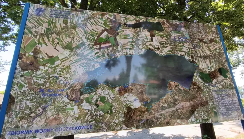 Mapa przedstawia Zbiornik Wodny Goczałkowice z zaznaczonymi obiektami, w tym zaporą.
