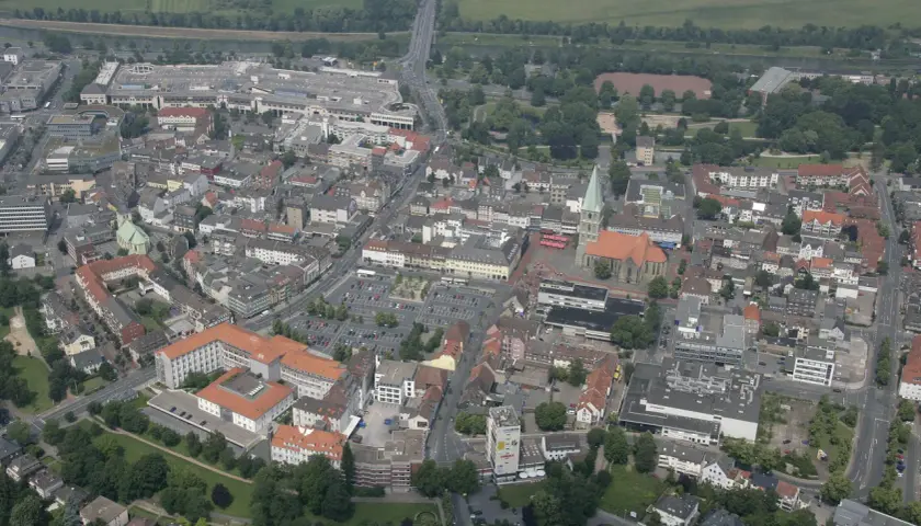 Widok z lotu ptaka na miasto Hamm, z widocznymi kościołami, budynkami mieszkalnymi i drogami.