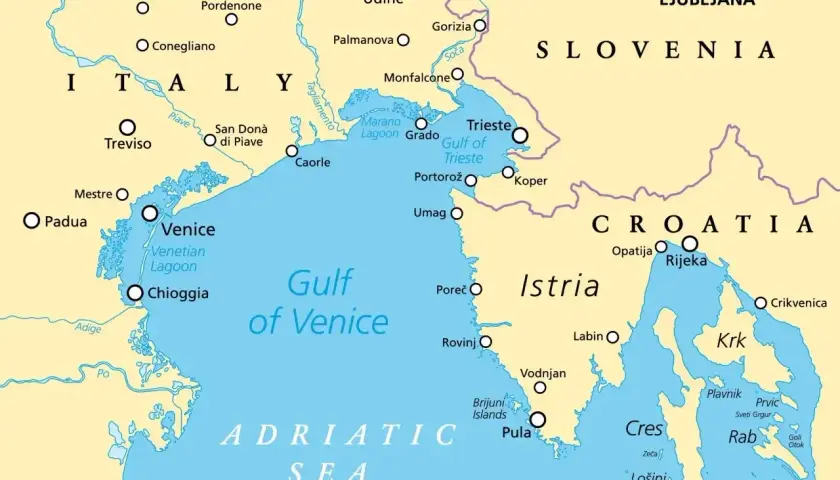 Mapa pokazuje północne Włochy, Słowenię i północno-zachodnią część Chorwacji, pokazując gdzie leży Chorwacja nad Morzem Adriatyckim.