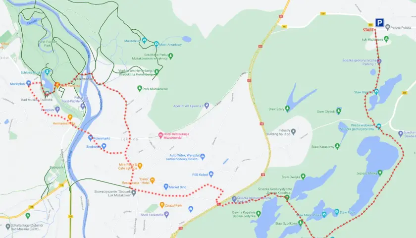 Mapa turystyczna Parku Mużakowskiego z zaznaczoną trasą spacerową, parkingami i atrakcjami.
