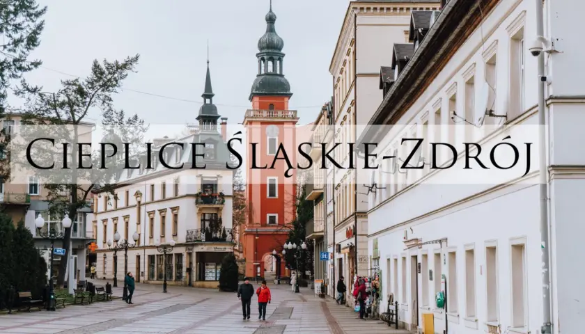 Spacer po urokliwych uliczkach Cieplic Śląskich-Zdroju, z charakterystyczną architekturą i wieżą ratuszową.