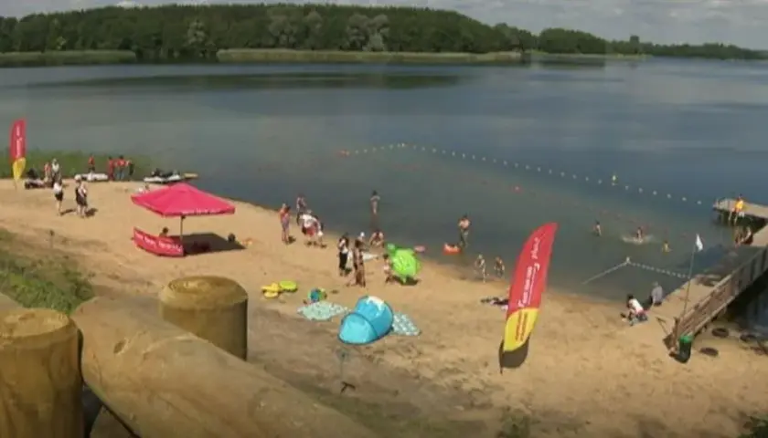 Plaża Orle nad Jeziorem Głuszyńskim - idealne miejsce na relaks z rodziną