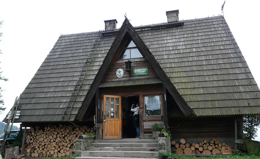 Bacówka na Maciejowej - Więcej niż schronisko w Gorcach?