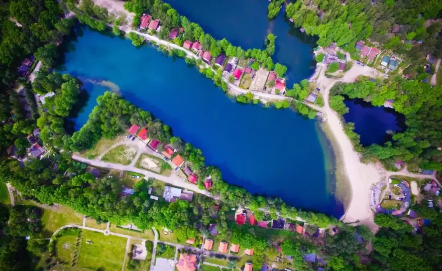 Jezioro Rokitki - czy to dobry pomysł na wypad nad wodę?