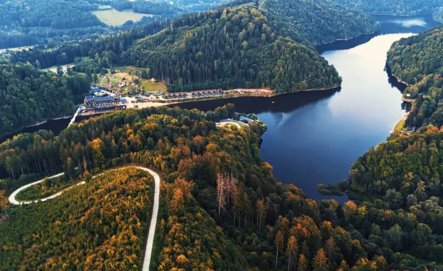 Jezioro Bystrzyckie - Jak zaplanować wyjazd z Grodnem i zaporą?