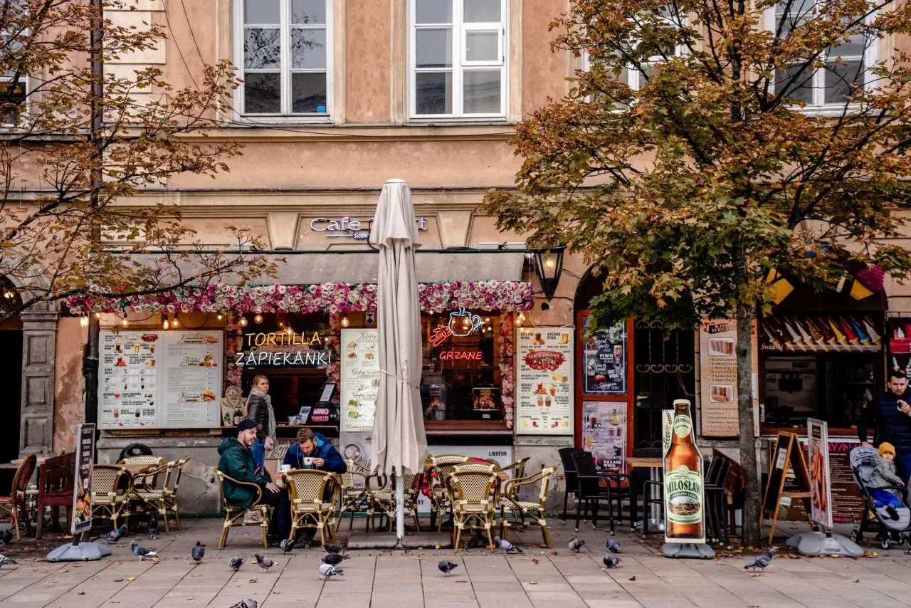 Jesienny weekend w Polsce. Przytulna kawiarnia z ogródkiem, gdzie można zjeść zapiekankę i napić się grzanego wina.
