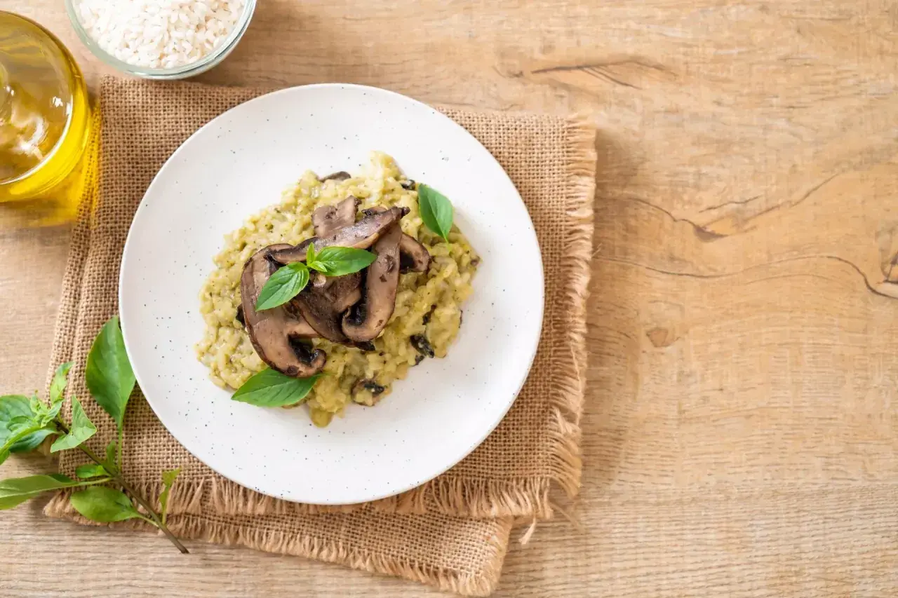 Risotto z grzybami i bazylią, jak z trattorii Mamma Mia. Idealne danie z menu.