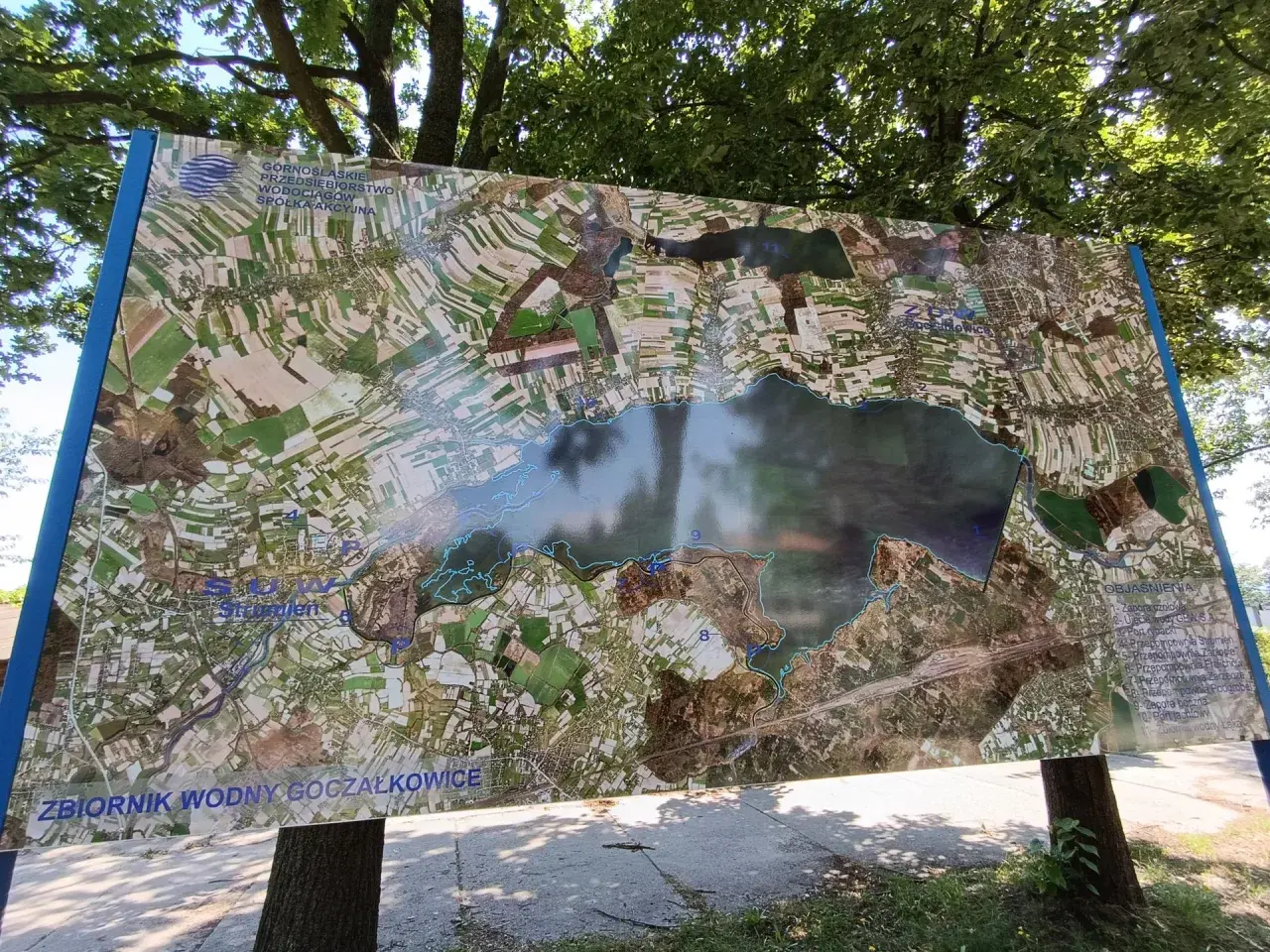 Mapa przedstawia Zbiornik Wodny Goczałkowice z zaznaczonymi obiektami, w tym zaporą.