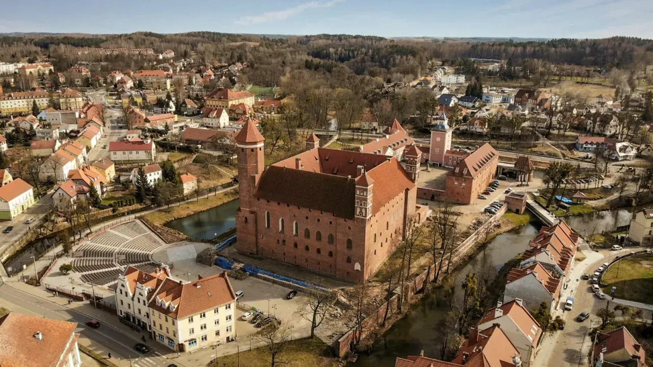Lidzbark Warmiński atrakcje: imponujący zamek biskupów warmińskich, otoczony wodą i malowniczym miastem.