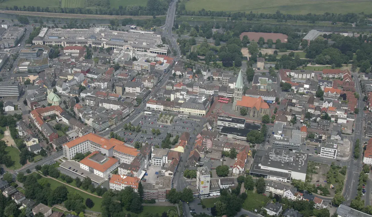 Widok z lotu ptaka na miasto Hamm, z widocznymi kościołami, budynkami mieszkalnymi i drogami.