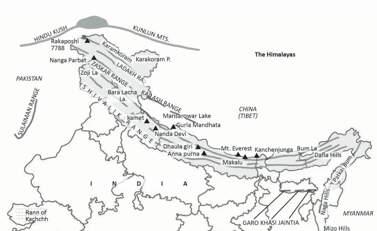 Mapa pokazuje, gdzie są Himalaje, z zaznaczonymi pasmami górskimi jak Karakoram, Ladakh, Zaskar, Kailash i Shivalik, oraz szczytami jak Everest.