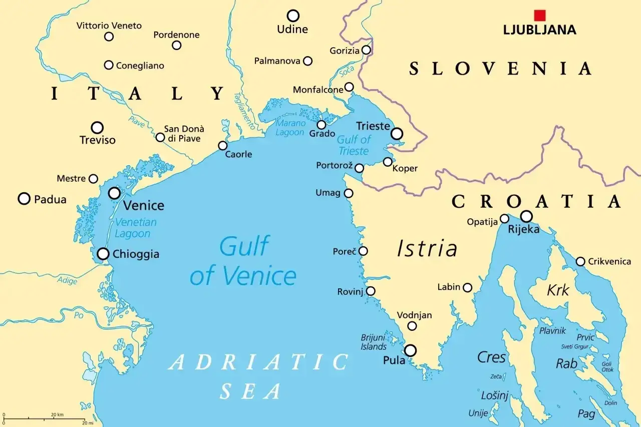 Mapa pokazuje północne Włochy, Słowenię i północno-zachodnią część Chorwacji, pokazując gdzie leży Chorwacja nad Morzem Adriatyckim.