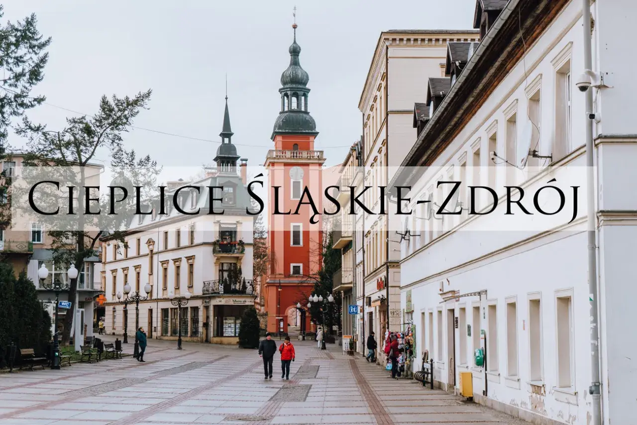 Spacer po urokliwych uliczkach Cieplic Śląskich-Zdroju, z charakterystyczną architekturą i wieżą ratuszową.