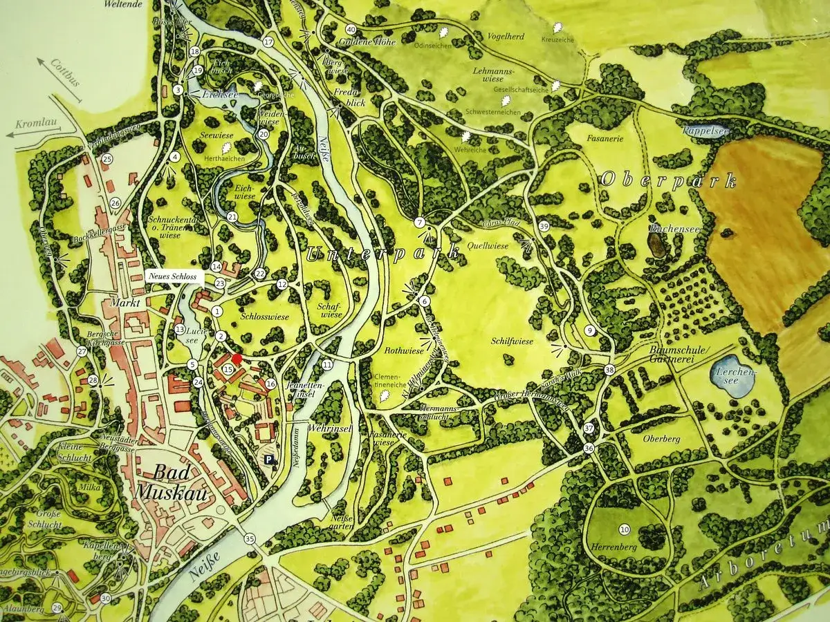 Park Mużakowski mapa: szczegółowy plan z zaznaczonymi ścieżkami, stawami, budynkami i polami.
