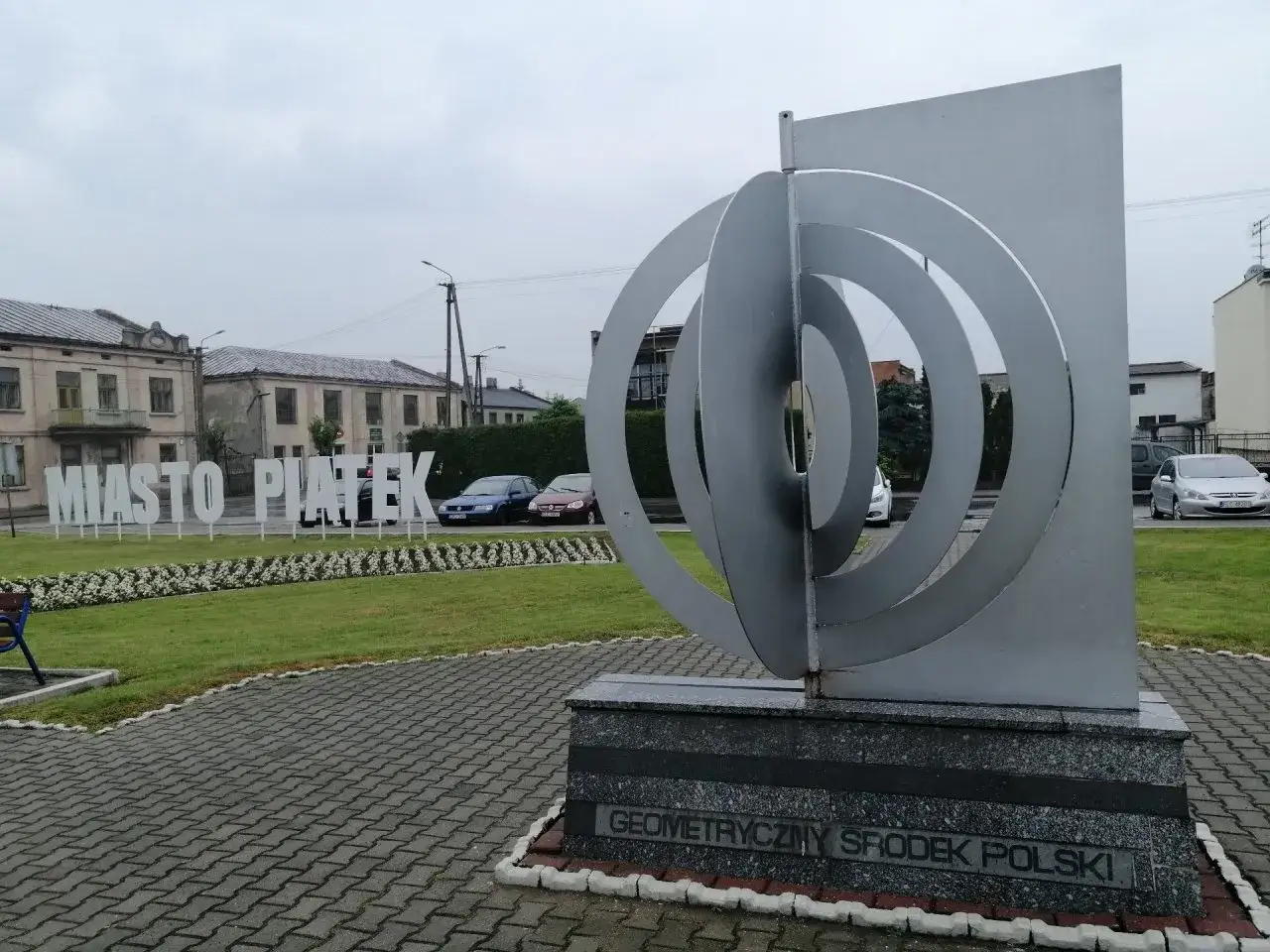 Geometryczny środek Polski w miejscowości Piątek. Monumentalna rzeźba i napis