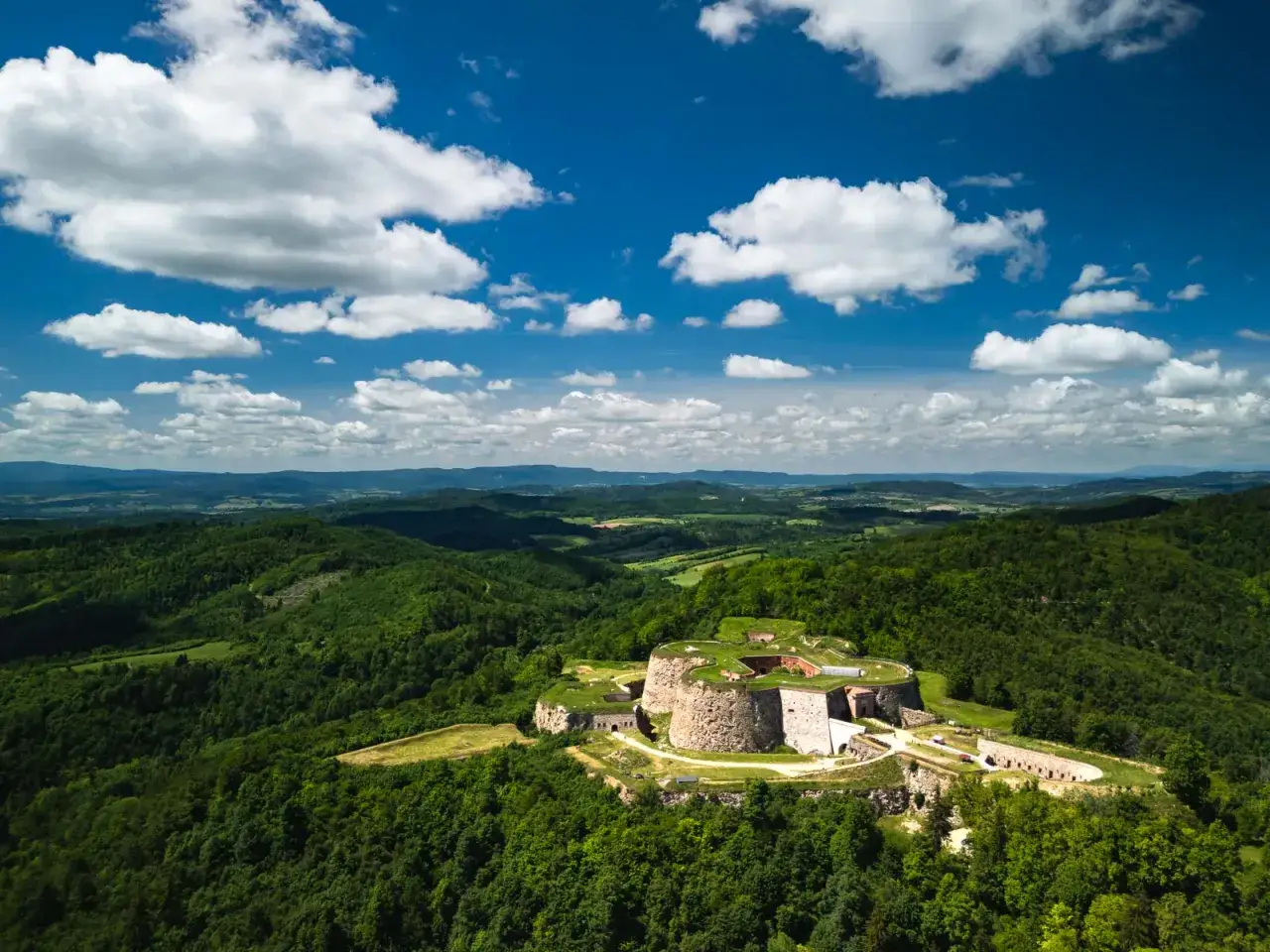 Fortyfikacje na Srebrnej Górze, potężne atrakcje turystyczne, górują nad zielonymi wzgórzami.