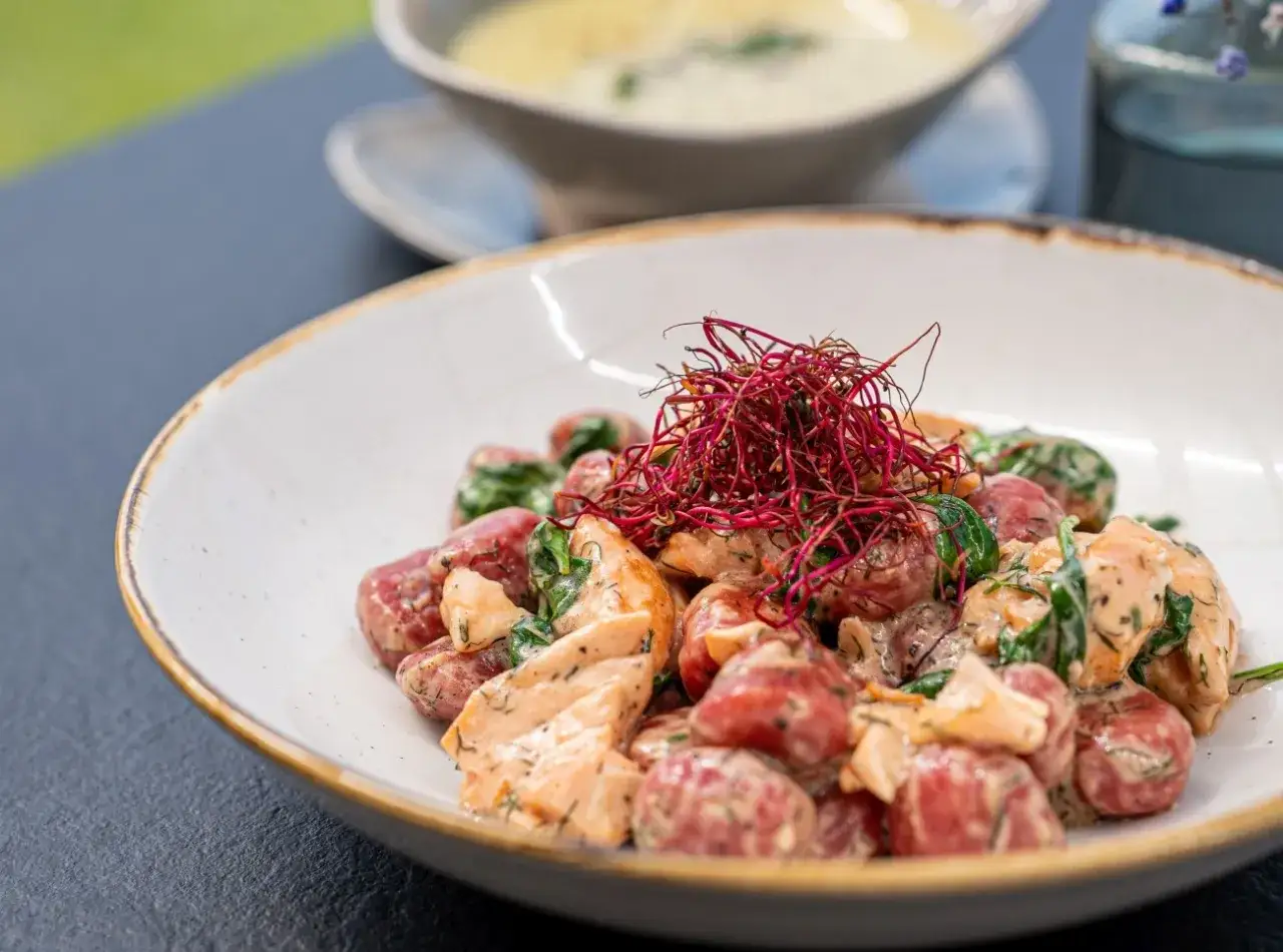 Pyszne danie z łososiem i ziemniaczkami, idealne dla szukających gluten free restaurants.