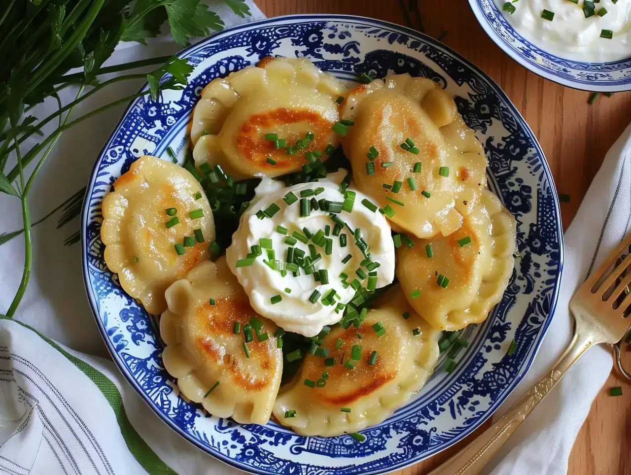 Pyszne pierogi z serem i cebulką, podane z kleksem śmietany. Prawdziwe bistro prosto z targu, smak domowy!